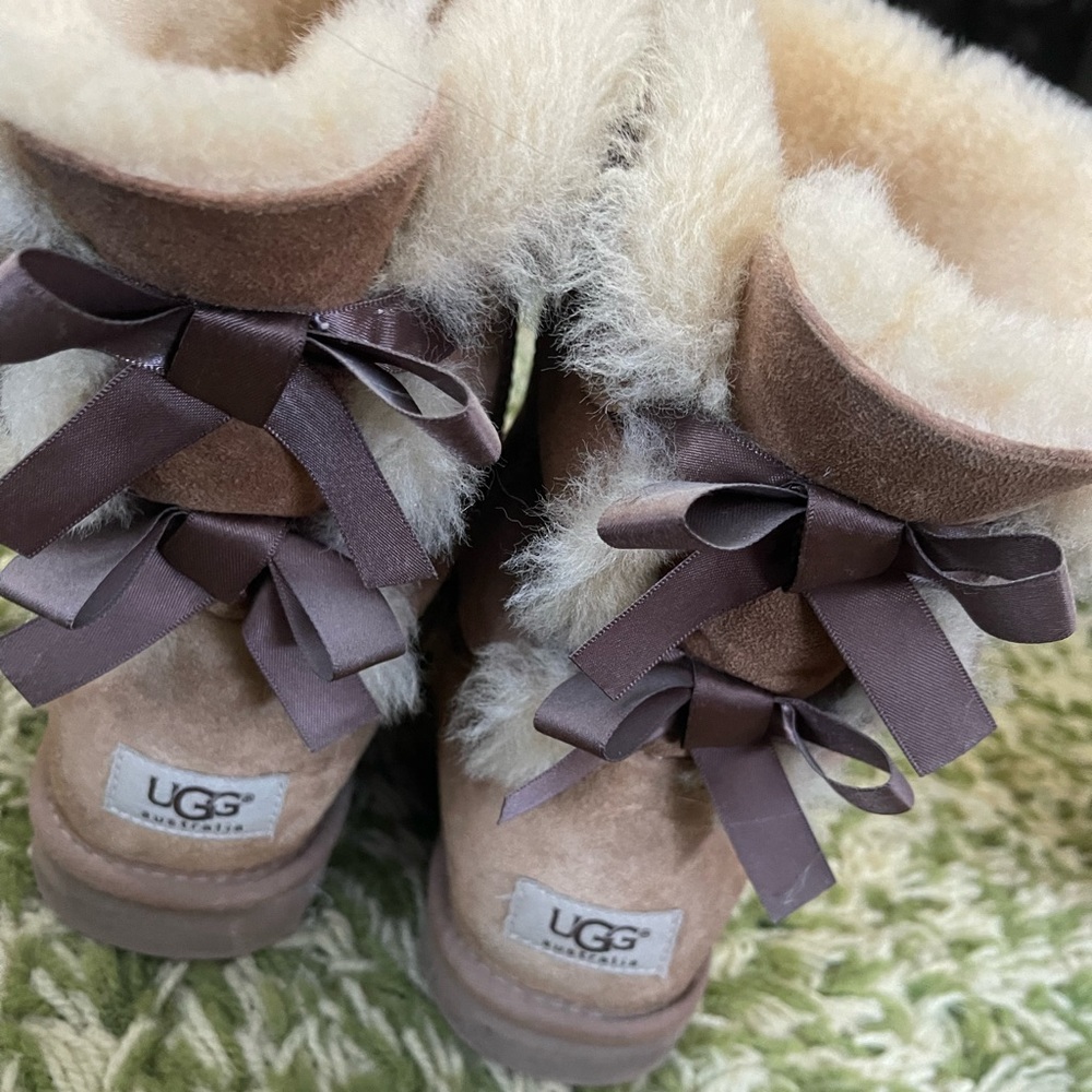 Bailey Bow Uggs - Picture 2 of 5